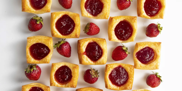 Tartaletas de confitura de fresa y crema pastelera
