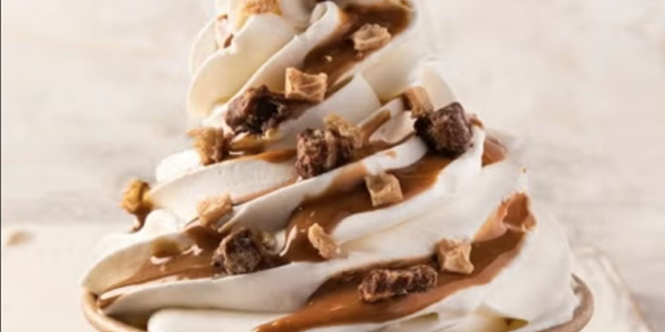 Da un toque de color y sabor a tus postres con Mini Smarties y Topping Mix-In LION de Nestlé Professional
