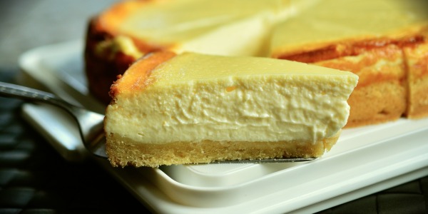 Cheesecake de chocolate blanco avainillado y frutas rojas