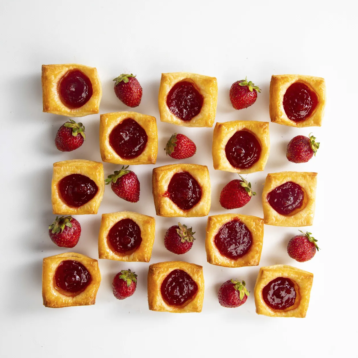 Tartaletas de confitura de fresa y crema pastelera