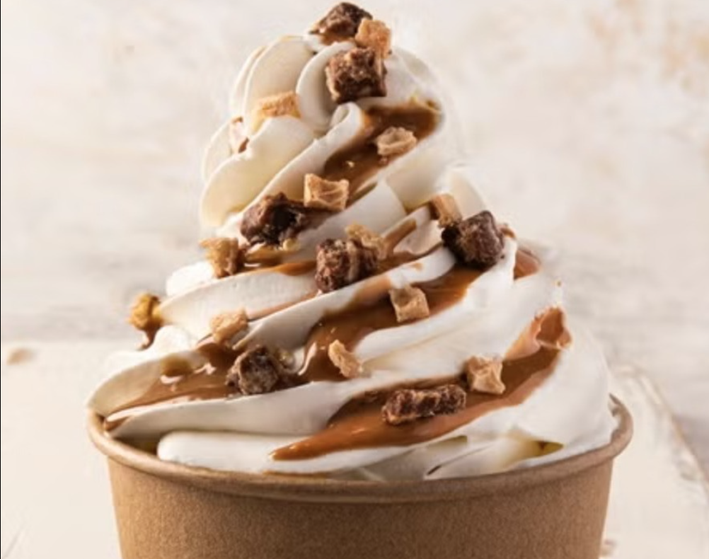 Da un toque de color y sabor a tus postres con Mini Smarties y Topping Mix-In LION de Nestlé Professional